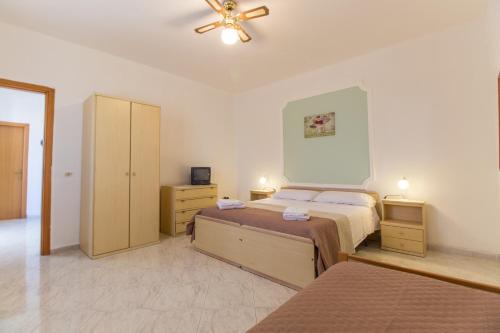 ランペドゥーザにあるIl Villino di Micheleのベッドルーム1室(ベッド2台、シーリングファン付)