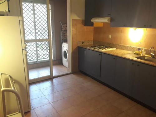 uma cozinha com um lavatório e uma máquina de lavar roupa em Luxury appartement 105m2-hivernage-Sofitel em Marrakech