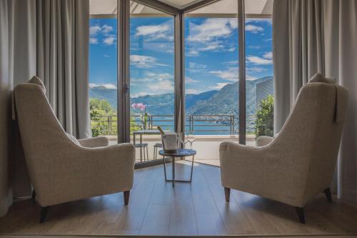 a room with two chairs and a large window at B&B Vista Lago in Como