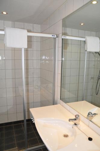 a bathroom with a sink and a mirror at Best Western Leto Arena in Dal