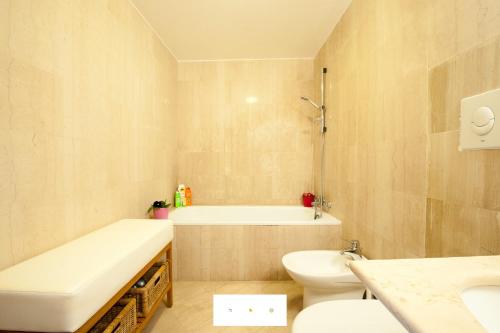 ナポリにあるLovely Holiday Apartmentのバスルーム(バスタブ、トイレ、シンク付)
