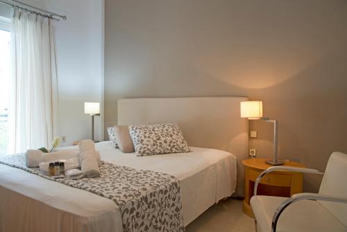 イラクリオン・タウンにあるKnossos by Heloni Apartmentsのベッドルーム1室(ヒョウ柄の毛布付きのベッド1台付)