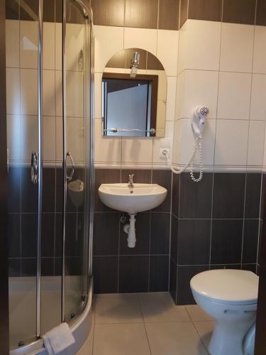 un bagno con doccia, lavandino e WC di Villa Stella SPA a Mielno