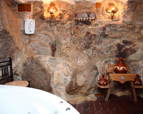 ギサンドにあるCasa Rural Samuel Paracaの石壁のバスルーム(シンク、照明付)