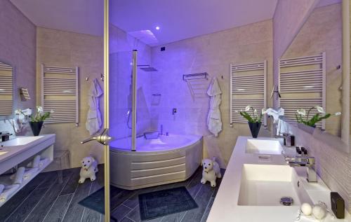 a bathroom with a tub and a sink at Hotel Metropolitan in Bologna