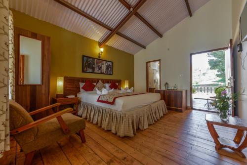 a bedroom with a large bed in a room at Sherlock in Ooty