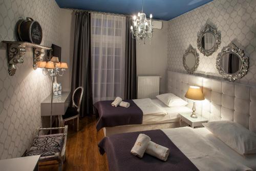 Ένα ή περισσότερα κρεβάτια σε δωμάτιο στο Aparthotel Oberża