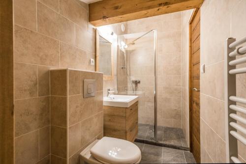 A bathroom at Les Terrasses De Perrières