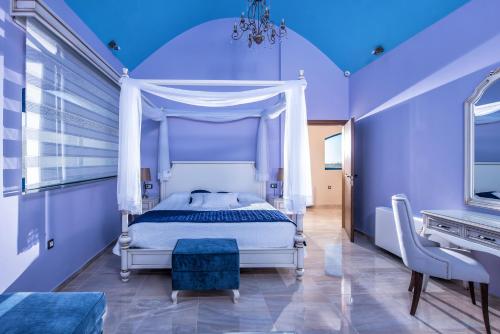Un dormitorio con una cama blanca con dosel. en Villa Santorini, Wine Dark Sea Villas, en Achlada