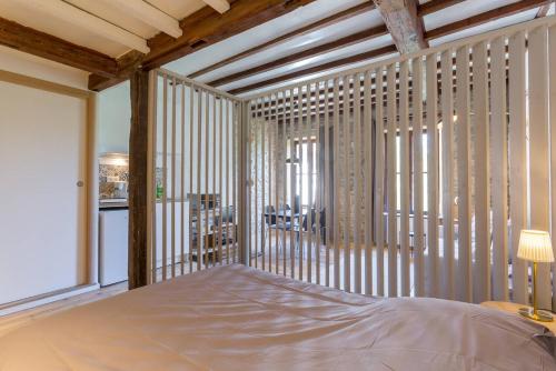 une chambre avec un lit dans une pièce aux murs en bois dans l'établissement Sur les hauteurs du Vieux Lyon, à Lyon