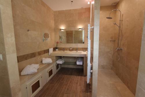 A bathroom at Aux charmes de grasse