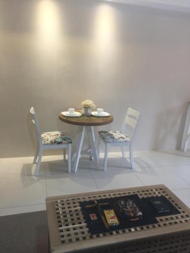 Χώρος καθιστικού στο ADC Condo 1 Bedroom Unit at Pico de Loro