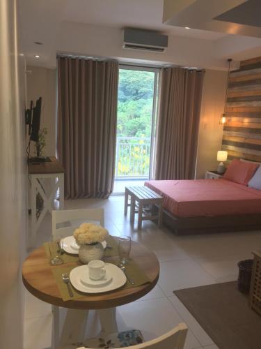 Ένα ή περισσότερα κρεβάτια σε δωμάτιο στο ADC Condo 1 Bedroom Unit at Pico de Loro