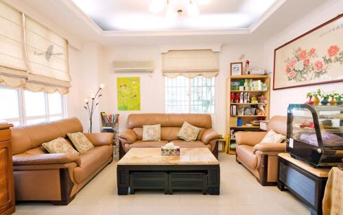 Una sala de estar con dos sofás y una mesa de café. en Tomato Coffee B&B, en Taitung