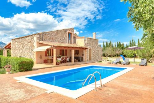 una imagen de una villa con piscina en Finca Miralles, en Búger
