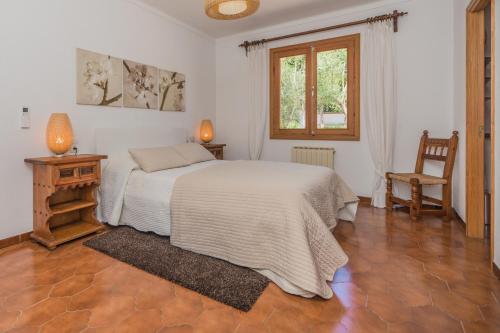 Postel nebo postele na pokoji v ubytování Villa Ca'n Torrens Alcanada