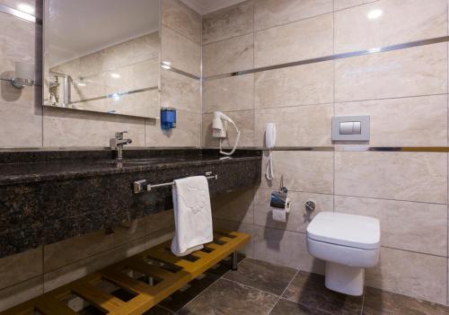 Bilik mandi di Lonicera City Hotel