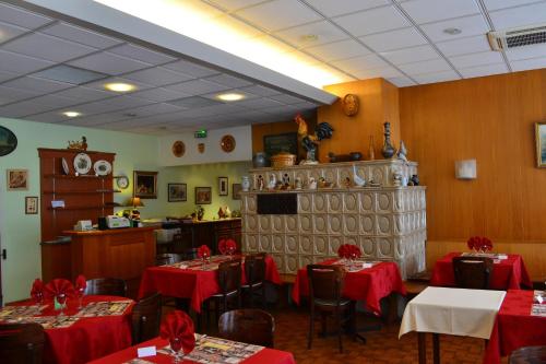 Hotel Restaurant Niemerich tesisinde bir restoran veya yemek mekanı