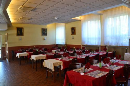 Un restaurante o sitio para comer en Hotel Restaurant Niemerich