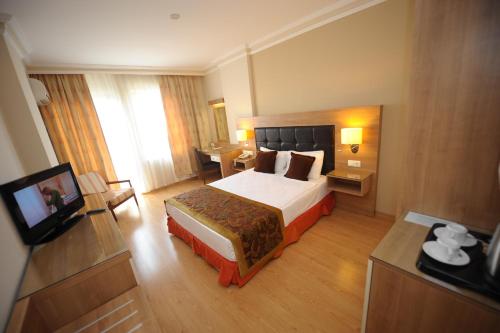Een bed of bedden in een kamer bij Suite Laguna Otel