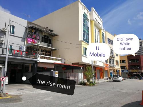 una calle con algunas señales frente a un edificio en The Rise Room en Kuala Terengganu