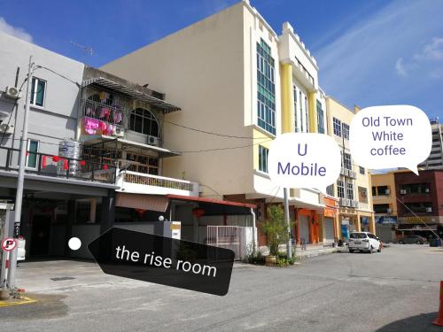 uma rua com algumas placas em frente a um edifício em The Rise Room em Kuala Terengganu