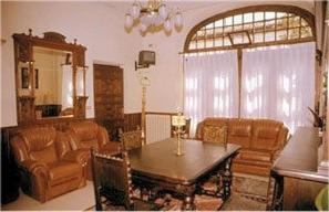 een woonkamer met een tafel en een bank bij Casa España in Villaviciosa