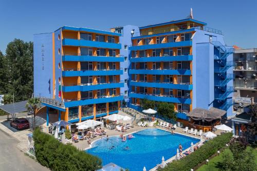 - une vue aérienne sur l'hôtel et la piscine dans l'établissement Amaris Hotel - All inclusive - Free parking, à Sunny Beach