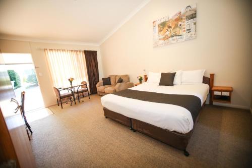 Una cama o camas en una habitación de Roma Explorers Inn