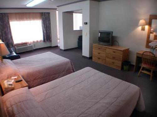 เตียงในห้องที่ Hotel Royalty