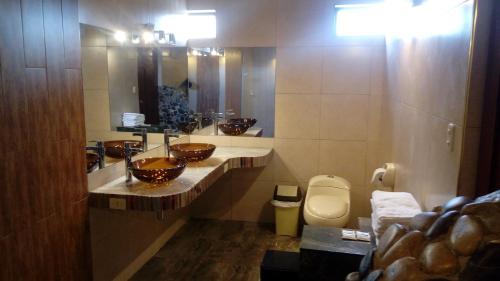 A bathroom at Las Orquídeas Hotel 3 estrellas