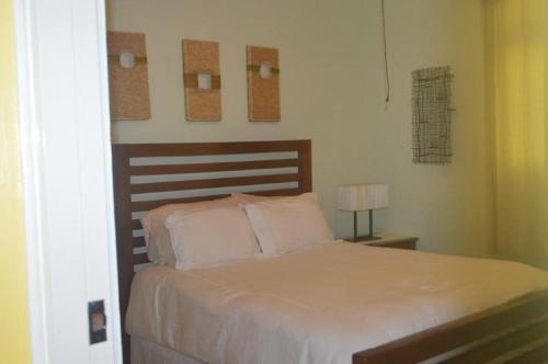 1 dormitorio con 1 cama grande con almohadas blancas en (J-1) Relaxation on the Beach, en Cabarete
