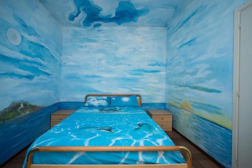 アルバ・アドリアティカにあるCasa Vacanze Alba Divinaのベッドルーム1室(海の絵画付)