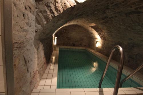 uma piscina numa caverna com um túnel em Historik Hotel Garni Christinenhof em Hameln