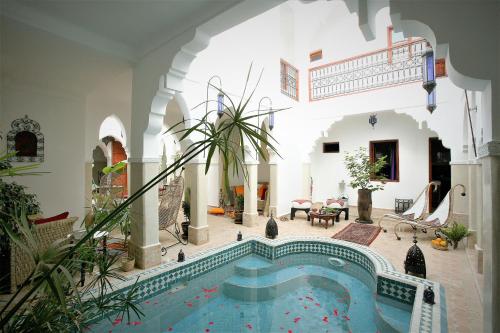 un patio con piscina en una casa en Les Jardins Mandaline en Marrakech