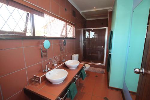 a bathroom with two sinks and a window at Wailana lodge in Ramsgate