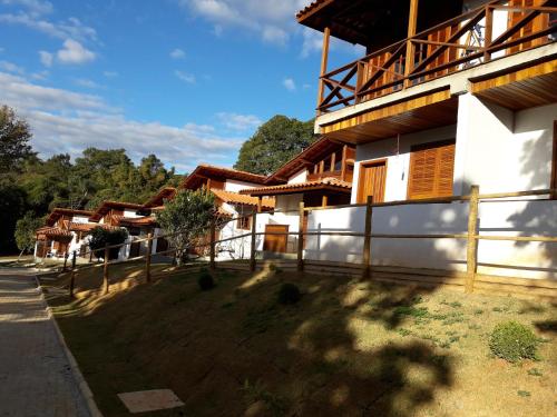 an exterior view of a house with a fence at Pousada Vale Do Comandante in Macacos