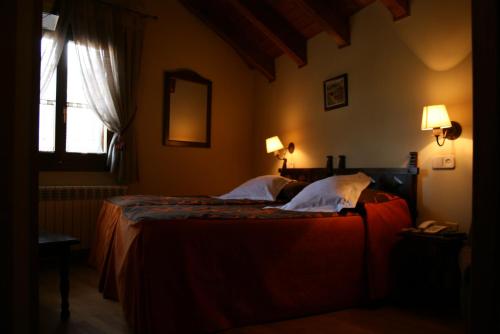 a bedroom with two beds and a window at Tres Picos in Eriste