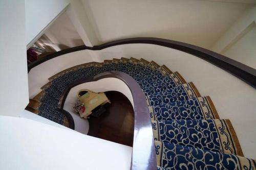 a spiral staircase with a blue and white stair case at 君洋飯店Co-Living Hotel 龍潭科學園區 楊梅湖口 月租旅居共生宅 in Yangmei