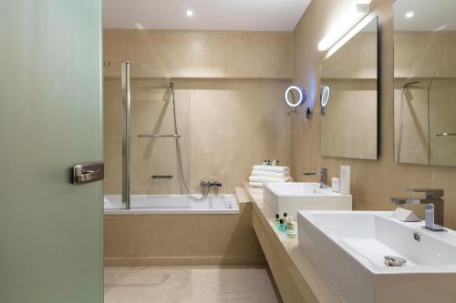 Zephyros Hotel tesisinde bir banyo