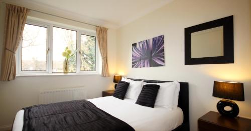 Cama o camas de una habitación en Berkshire Rooms Ltd - Gray Place