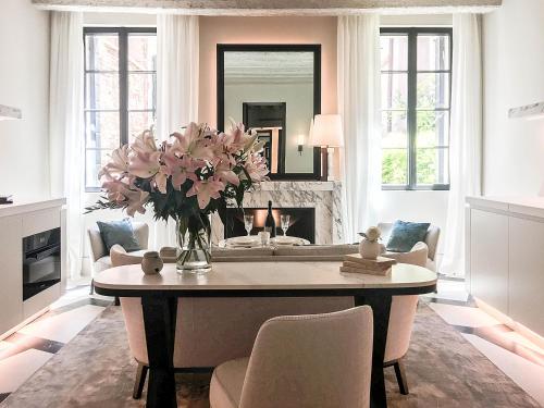 een woonkamer met een tafel met een vaas met bloemen bij Palazzo Cristo in Venetië