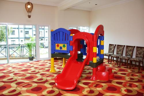 uma sala de jogos para crianças com um escorrega vermelho em Heritage Hotel Cameron Highlands em Cameron Highlands