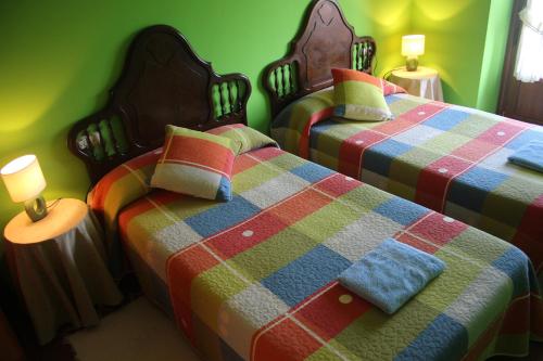 オリオにあるCasa Rural Erretzabal Txikiのベッド2台が隣同士に設置された部屋です。