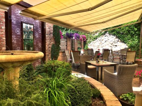 un patio con fontana, tavoli e sedie di Penzion Bily Beranek a Kadaň