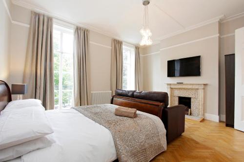 ロンドンにあるApartments At Maryleboneのベッドルーム(ベッド1台、暖炉付)
