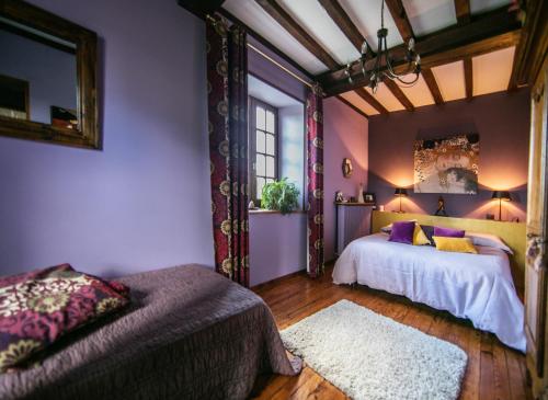 une chambre avec deux lits et une fenêtre dans l'établissement Ferme du Mouchel, à Formigny