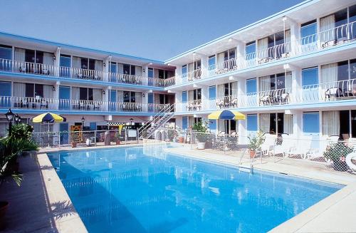 a large swimming pool in front of a hotel at Quebec Motel in Wildwood