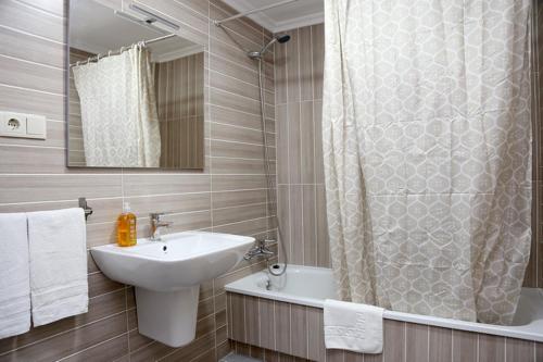 a bathroom with a sink and a shower at Alojamiento Caldas de Reis in Caldas de Reis