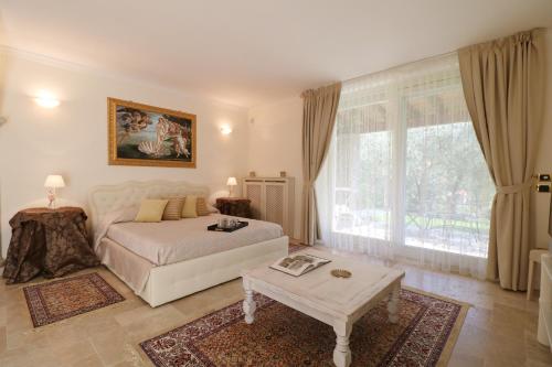トスコラーノ・マデルノにあるLa Cascata Negli Uliviのベッドルーム1室(ベッド1台、大きな窓付)